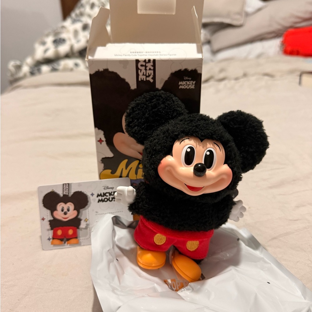 Mickey Family Cute Together Keychain Series Figures (Mickey)